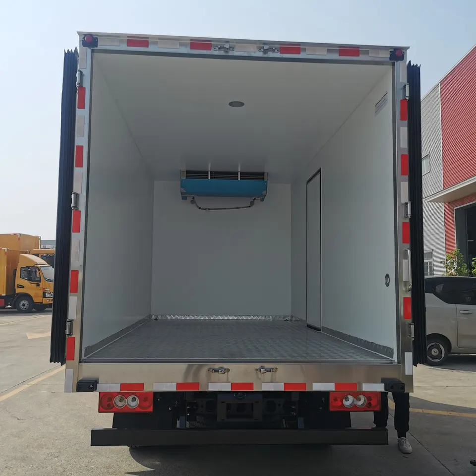 Foton Refrigerated Freezer Truck Ton Mini Refrigerator Van for Meat Transportation (1)