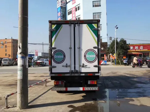 Isuzu Small 5Ton Refrigerated Van Truck