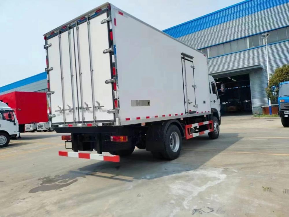 HOWO 4X2 12tons Refrigerated Lorry Truck