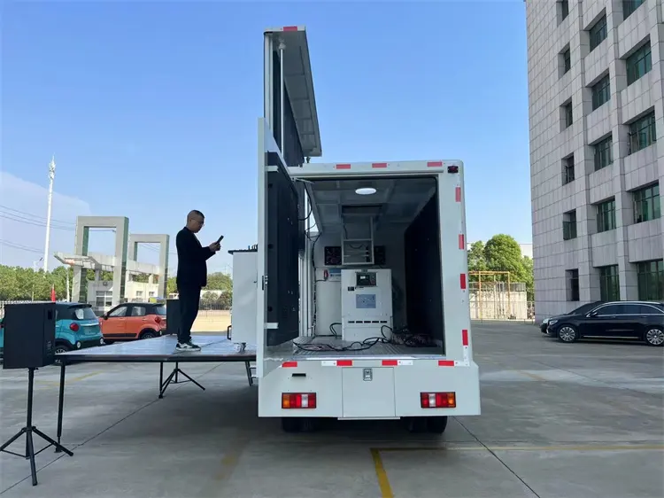 HOWO P4 P6 LED Digial Mobile Stage Billboard Advertising Truck