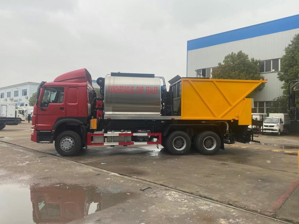 Sinotruck HOWO 6x4 10wheels Synchronous chip sealer asphalt gravel truck