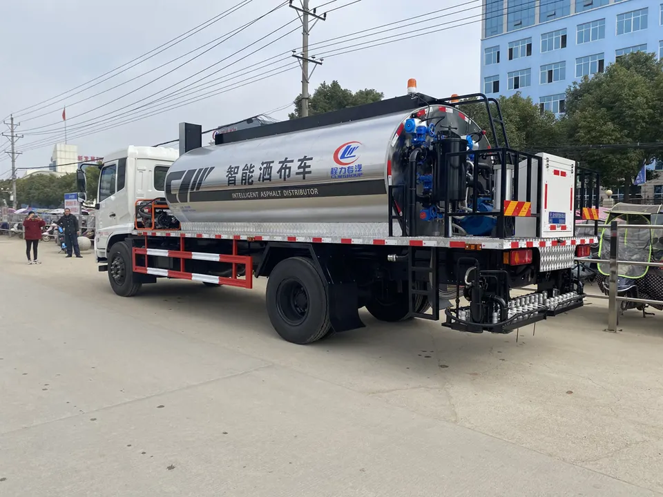 Dongfeng 4x2 6 wheeler 8000liters Asphalt Distributor Bitumen Spreader Truck