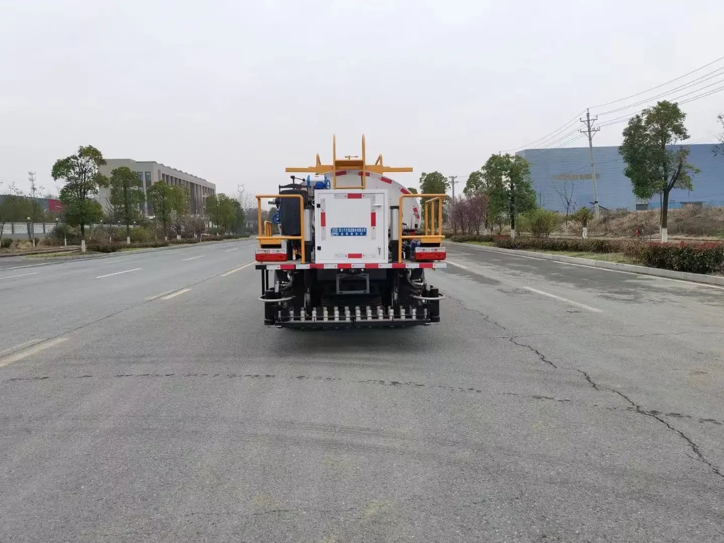 Dongfeng 5000liters Asphalt Distributor Bitumen Spreader Truck