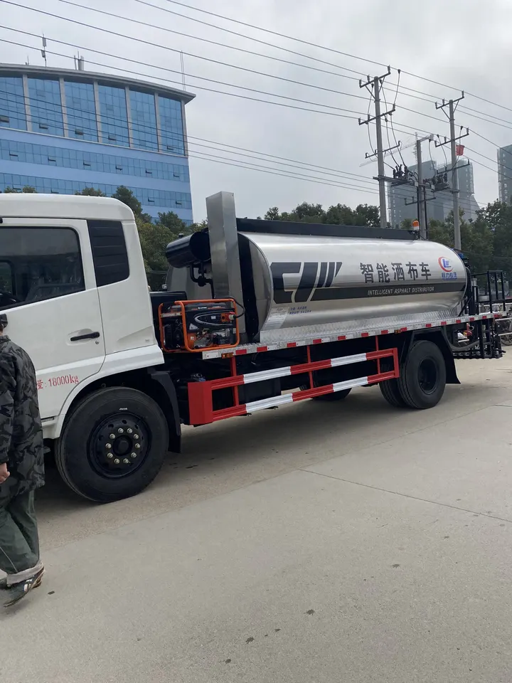 Dongfeng 4x2 6 wheeler 8000liters Asphalt Distributor Bitumen Spreader Truck