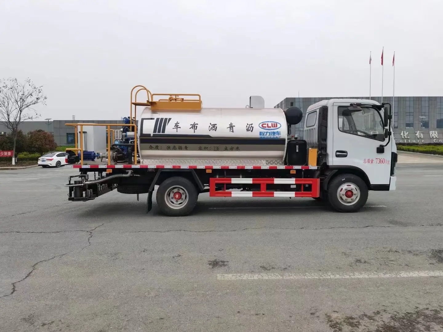 Dongfeng 5000liters Asphalt Distributor Bitumen Spreader Truck