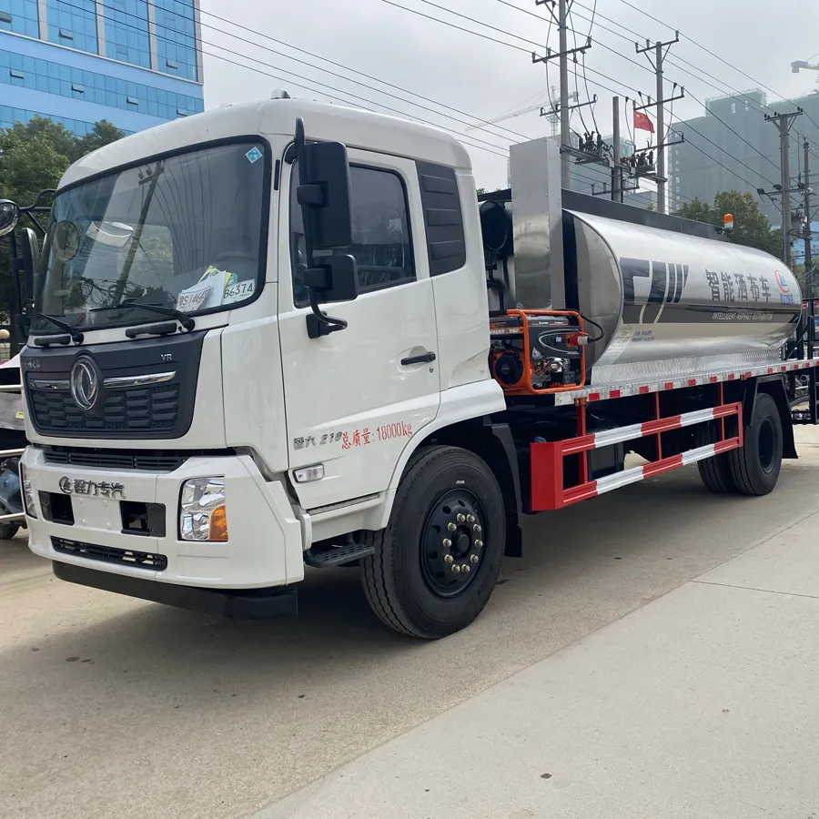 Dongfeng 4x2 6 wheeler 8000liters Asphalt Distributor Bitumen Spreader Truck