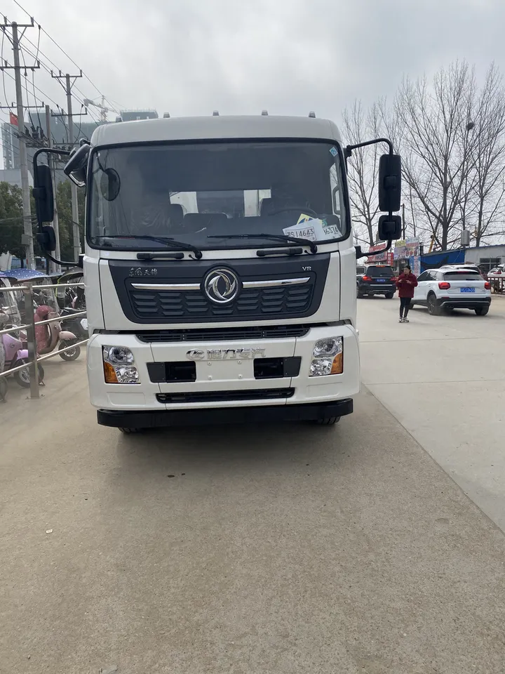 Dongfeng 4x2 6 wheeler 8000liters Asphalt Distributor Bitumen Spreader Truck