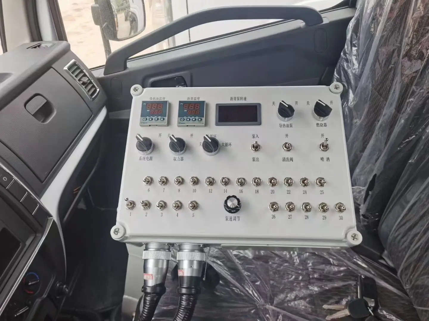 Dongfeng 5000liters Asphalt Distributor Bitumen Spreader Truck