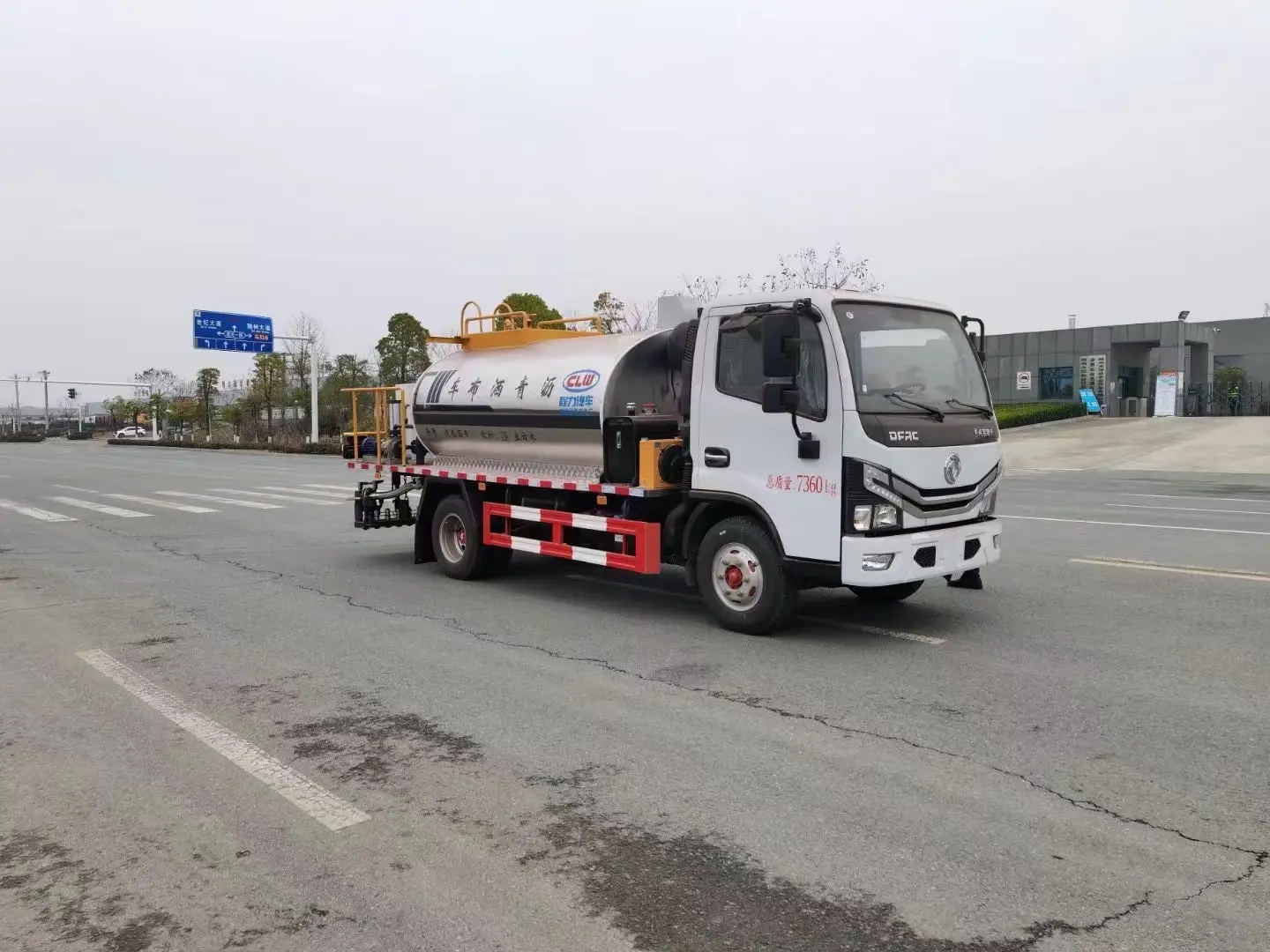 Dongfeng 5000liters Asphalt Distributor Bitumen Spreader Truck