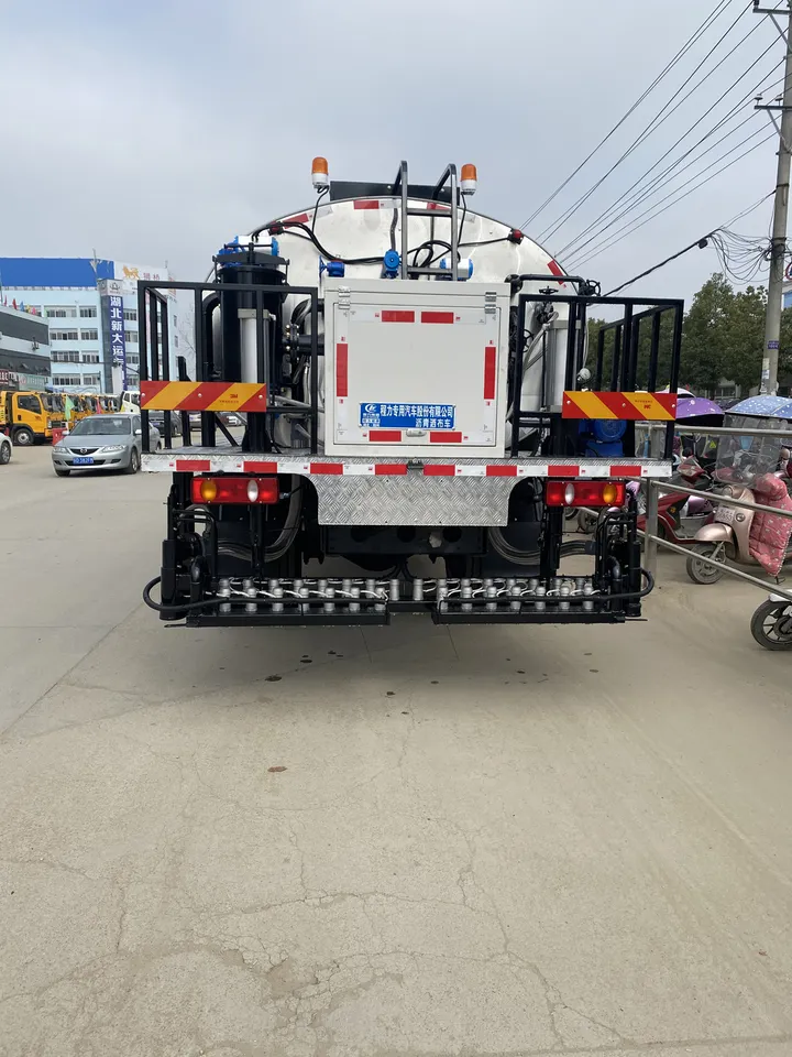 Dongfeng 4x2 6 wheeler 8000liters Asphalt Distributor Bitumen Spreader Truck