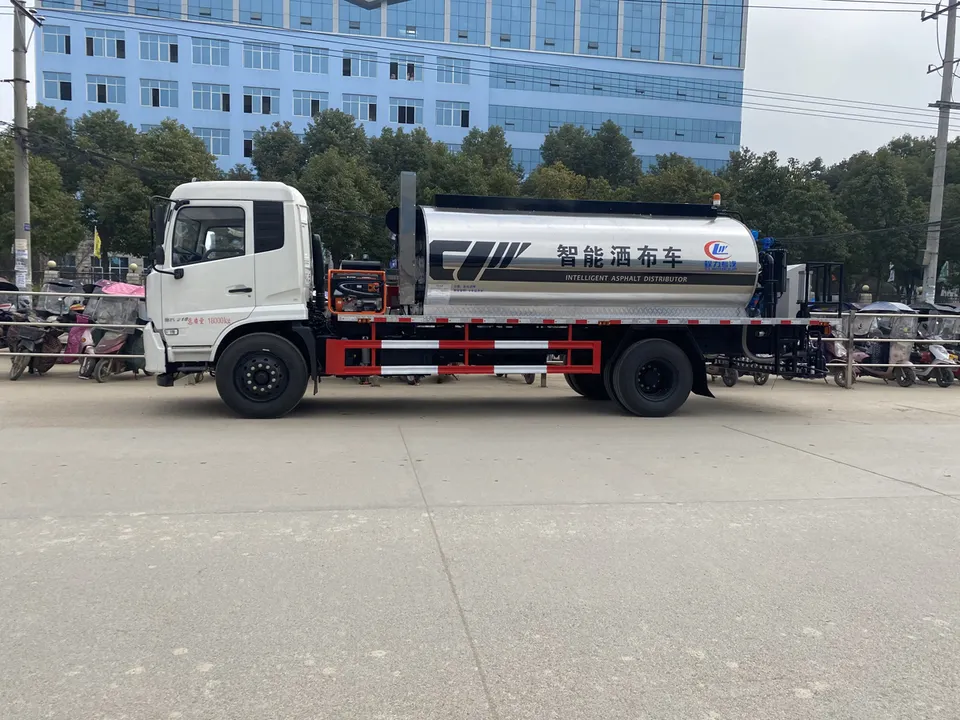 Dongfeng 4x2 6 wheeler 8000liters Asphalt Distributor Bitumen Spreader Truck