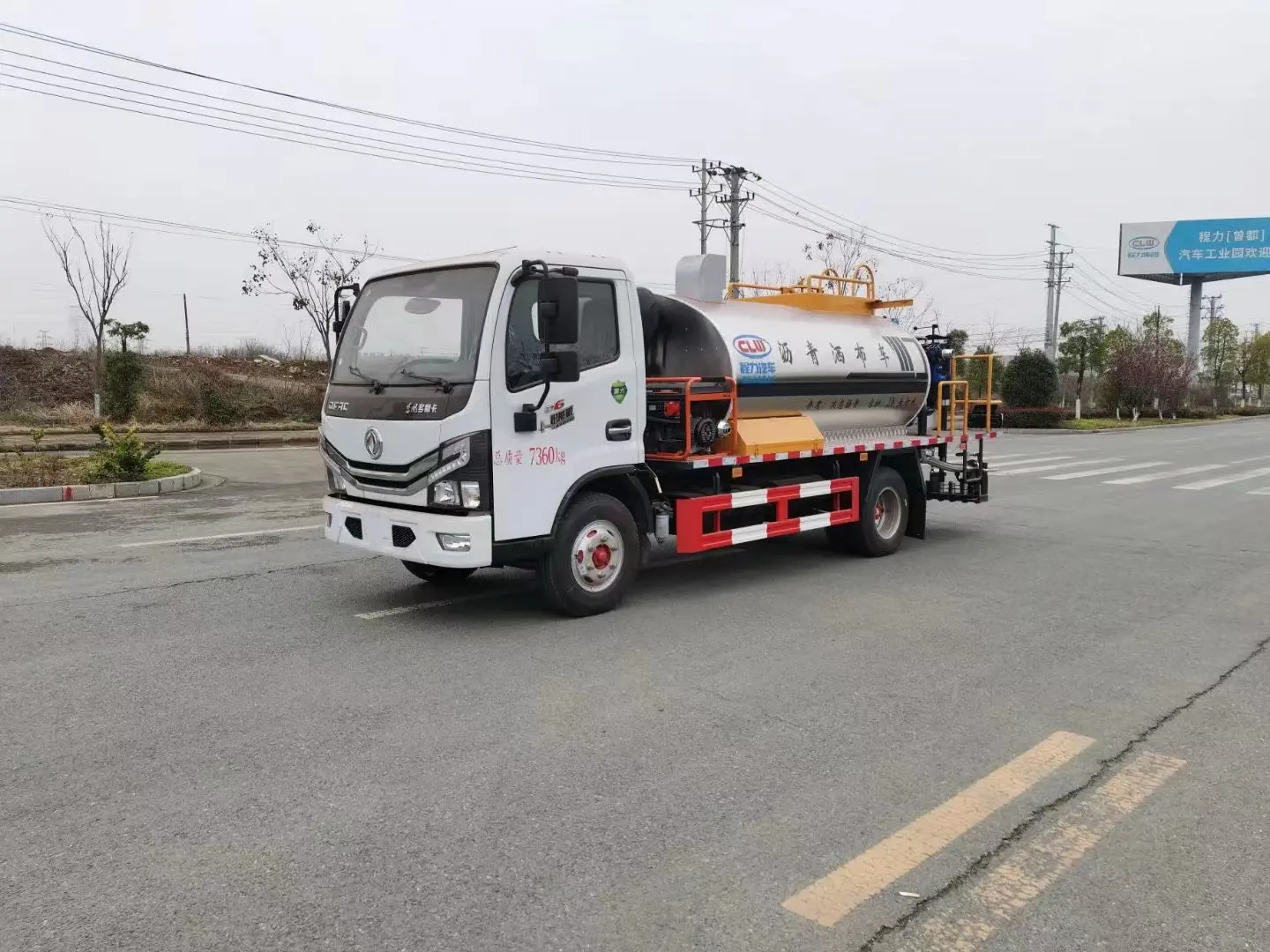 Dongfeng 5000liters Asphalt Distributor Bitumen Spreader Truck