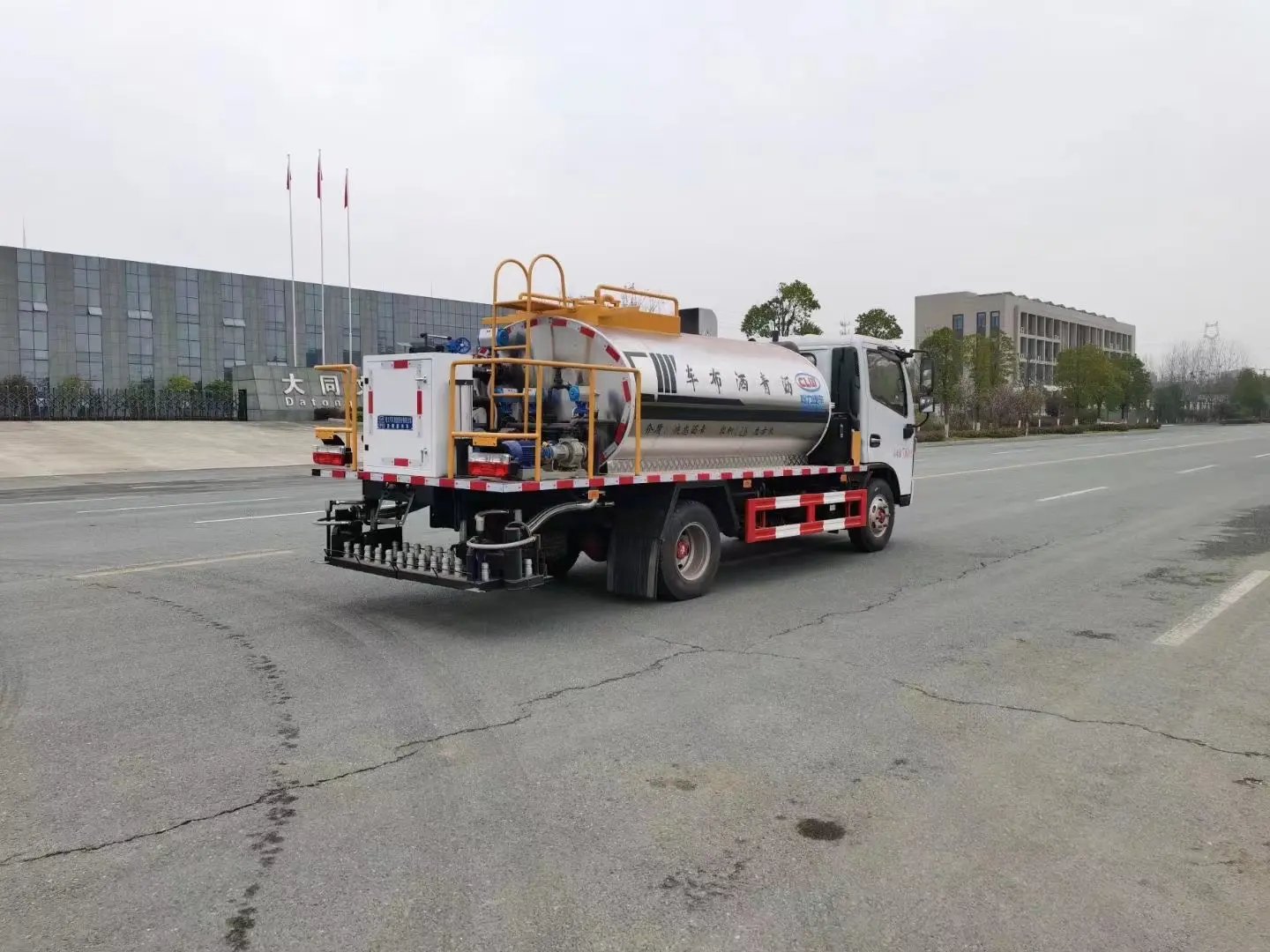 Dongfeng 5000liters Asphalt Distributor Bitumen Spreader Truck