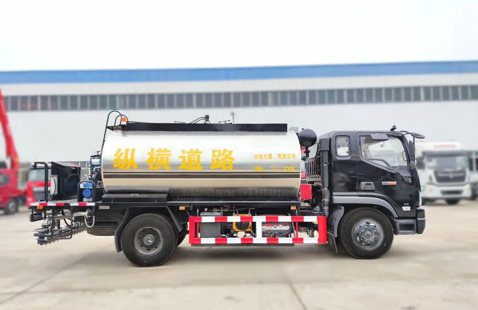 FOTON 4x2 6 wheeler 6000liters Asphalt Distributor Bitumen Spreader Truck