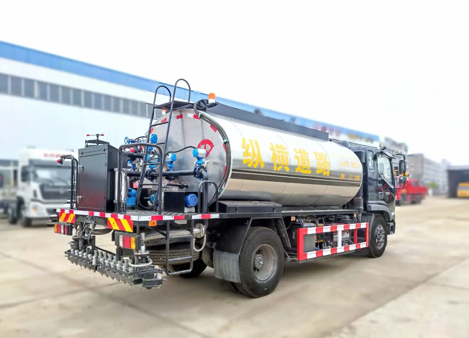 FOTON 4x2 6 wheeler 6000liters Asphalt Distributor Bitumen Spreader Truck