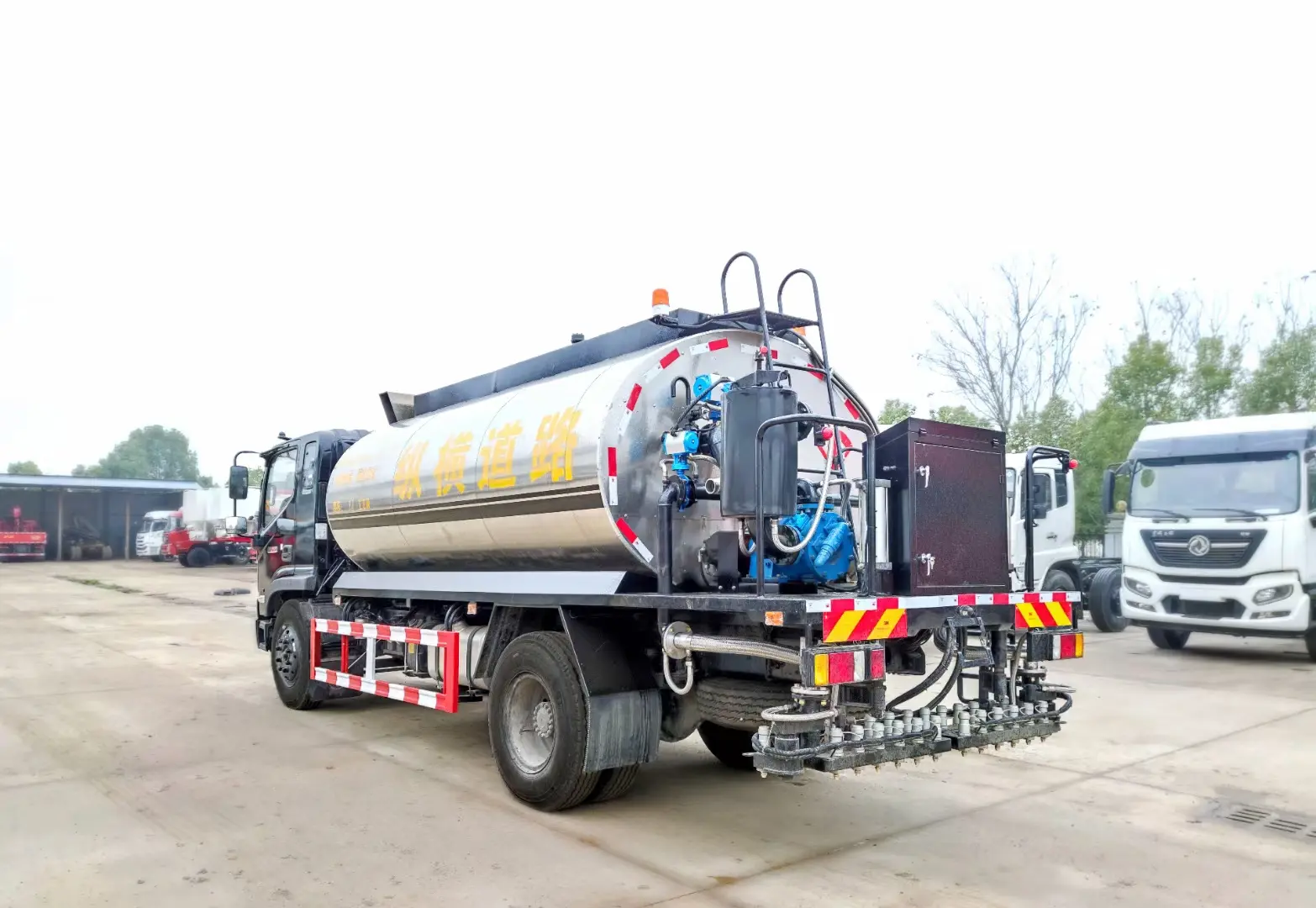 FOTON 4x2 6 wheeler 6000liters Asphalt Distributor Bitumen Spreader Truck