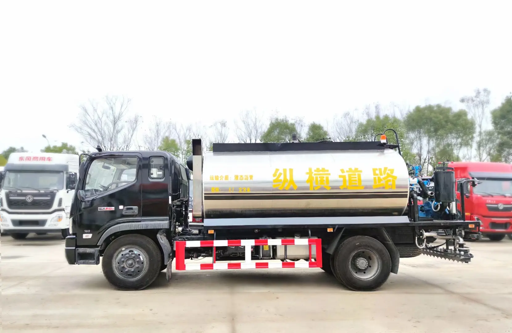 FOTON 4x2 6 wheeler 6000liters Asphalt Distributor Bitumen Spreader Truck