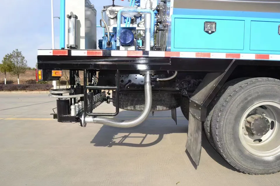 FAW 4x2 6 wheeler 8000liters Asphalt Distributor Bitumen Spreader Truck