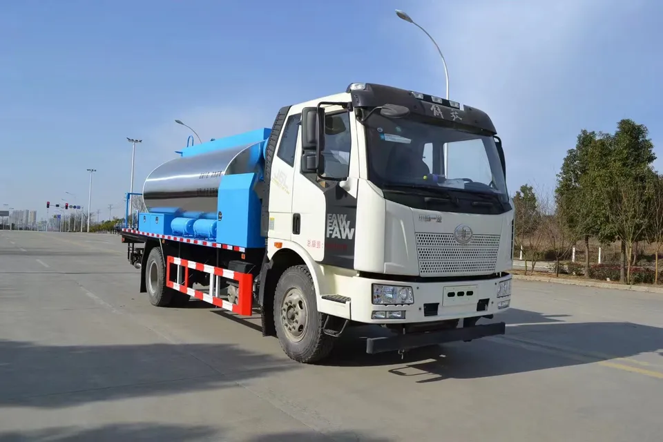 FAW 4x2 6 wheeler 8000liters Asphalt Distributor Bitumen Spreader Truck