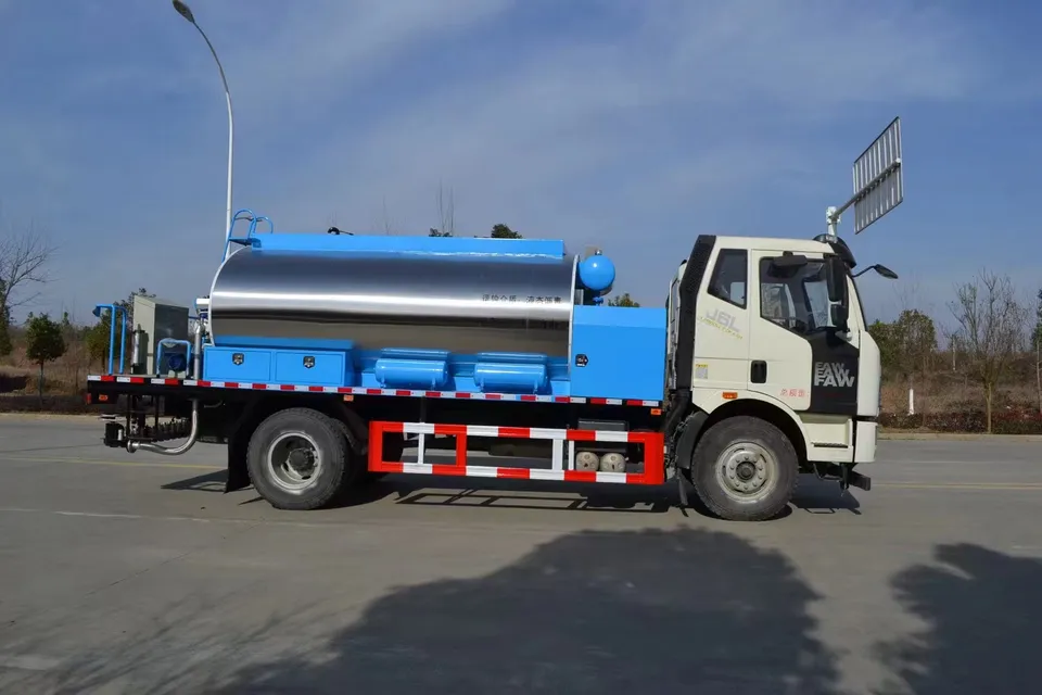FAW 4x2 6 wheeler 8000liters Asphalt Distributor Bitumen Spreader Truck