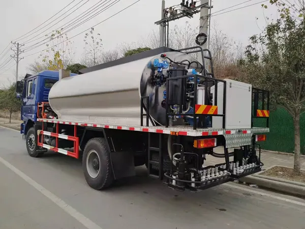 Shacaman 4x2 6 wheeler 10CBM 10000liters Asphalt Distributor Bitumen Spreader Truck