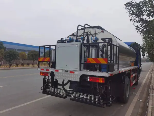 Shacaman 4x2 6 wheeler 10CBM 10000liters Asphalt Distributor Bitumen Spreader Truck