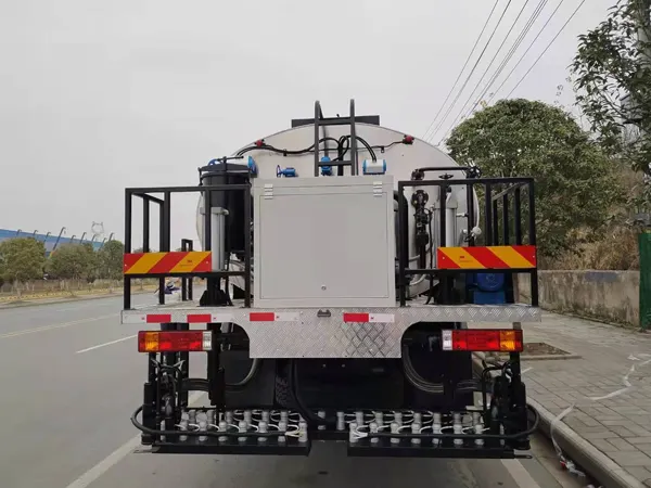 Shacaman 4x2 6 wheeler 10CBM 10000liters Asphalt Distributor Bitumen Spreader Truck