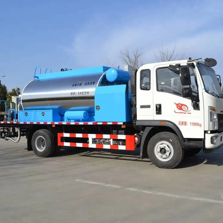 Sinotruk HOWO 4x2 6 wheeler 6CBM 6000liters Asphalt Distributor Truck