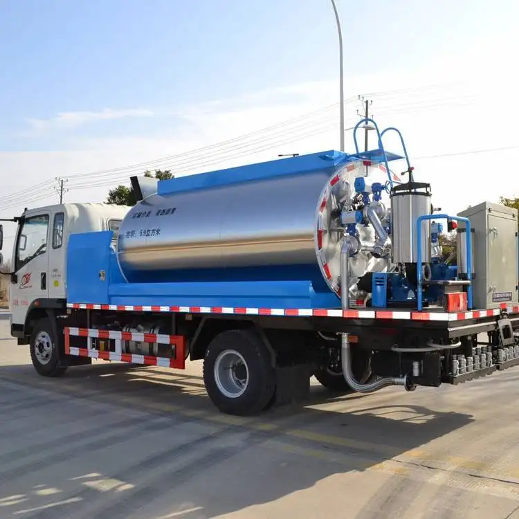 Sinotruk HOWO 4x2 6 wheeler 6CBM 6000liters Asphalt Distributor Truck