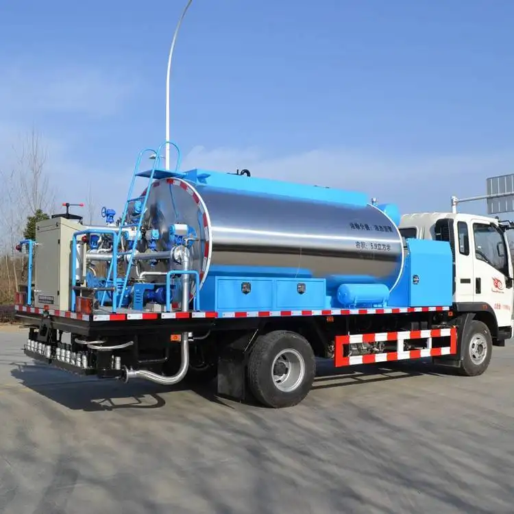 Sinotruk HOWO 4x2 6 wheeler 6CBM 6000liters Asphalt Distributor Truck