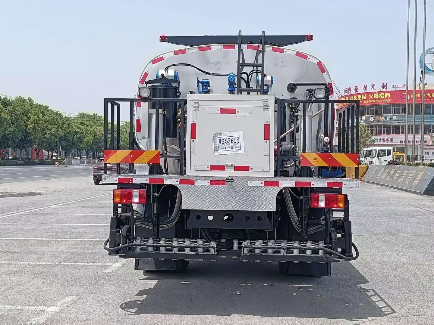 Sinotruk HOWO 4x2 6 wheeler 8CBM 8000liters Asphalt Distributor Truck