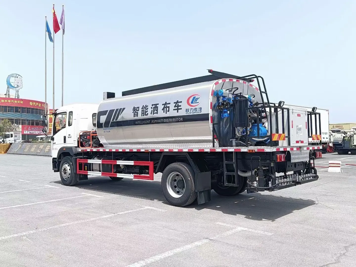Sinotruk HOWO 4x2 6 wheeler 8CBM 8000liters Asphalt Distributor Truck