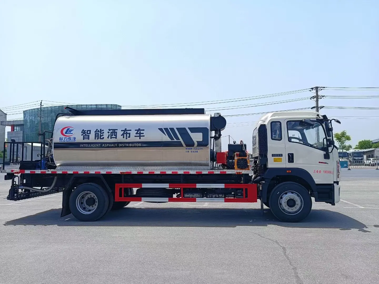 Sinotruk HOWO 4x2 6 wheeler 8CBM 8000liters Asphalt Distributor Truck