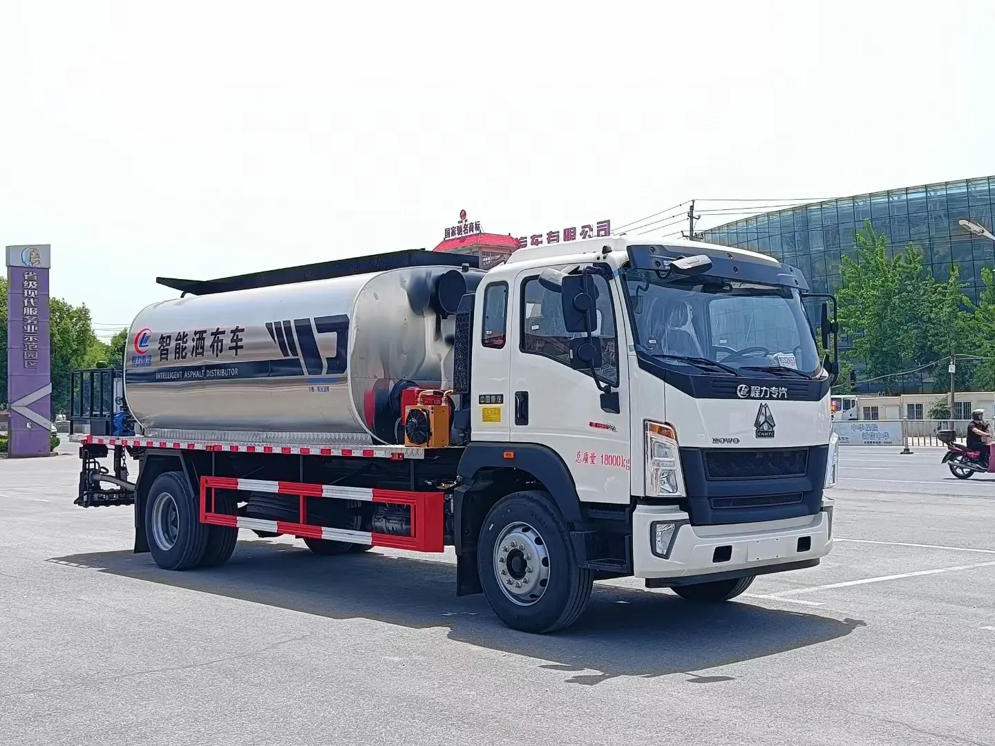 Sinotruk HOWO 4x2 6 wheeler 8CBM 8000liters Asphalt Distributor Truck