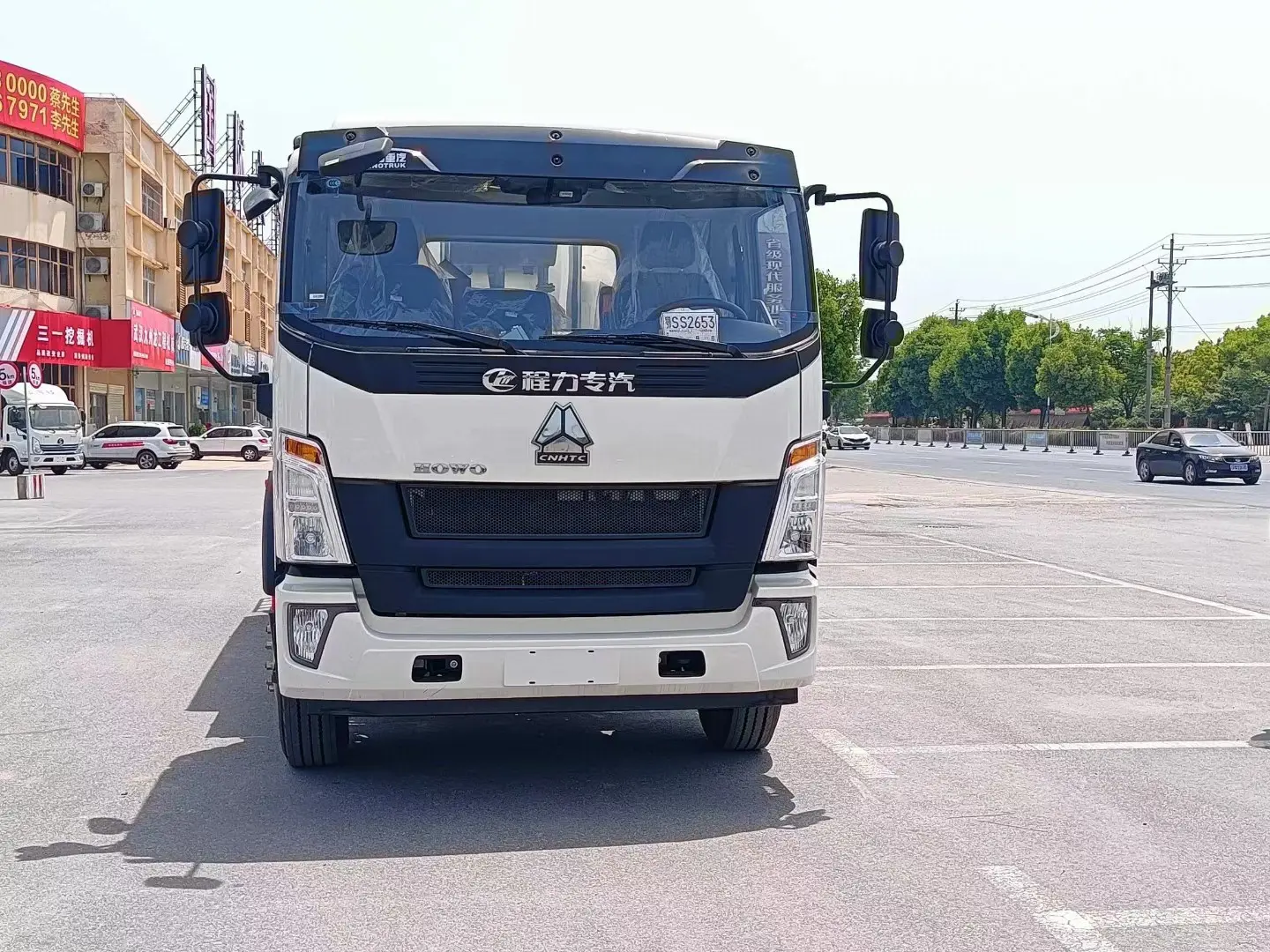 Sinotruk HOWO 4x2 6 wheeler 8CBM 8000liters Asphalt Distributor Truck