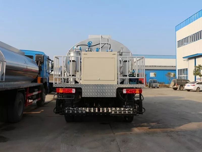 Sinotruk HOWO 6x4 10 wheeler 12CBM 12000liters Asphalt Distributor Truck