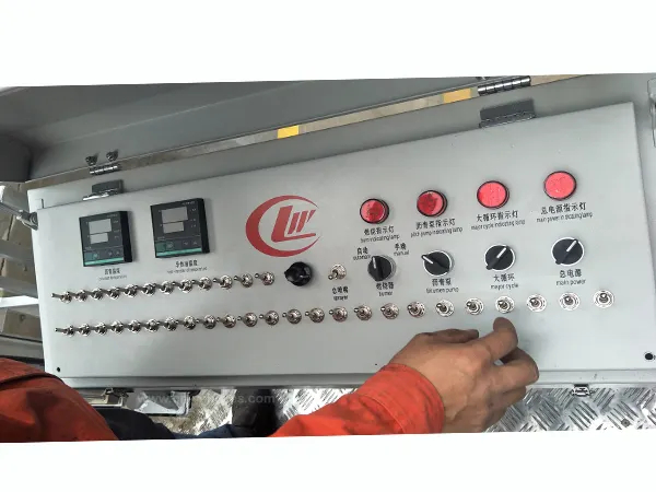 Sinotruk HOWO 4x2 6 wheeler 10CBM 10000liters Asphalt Distributor Truck