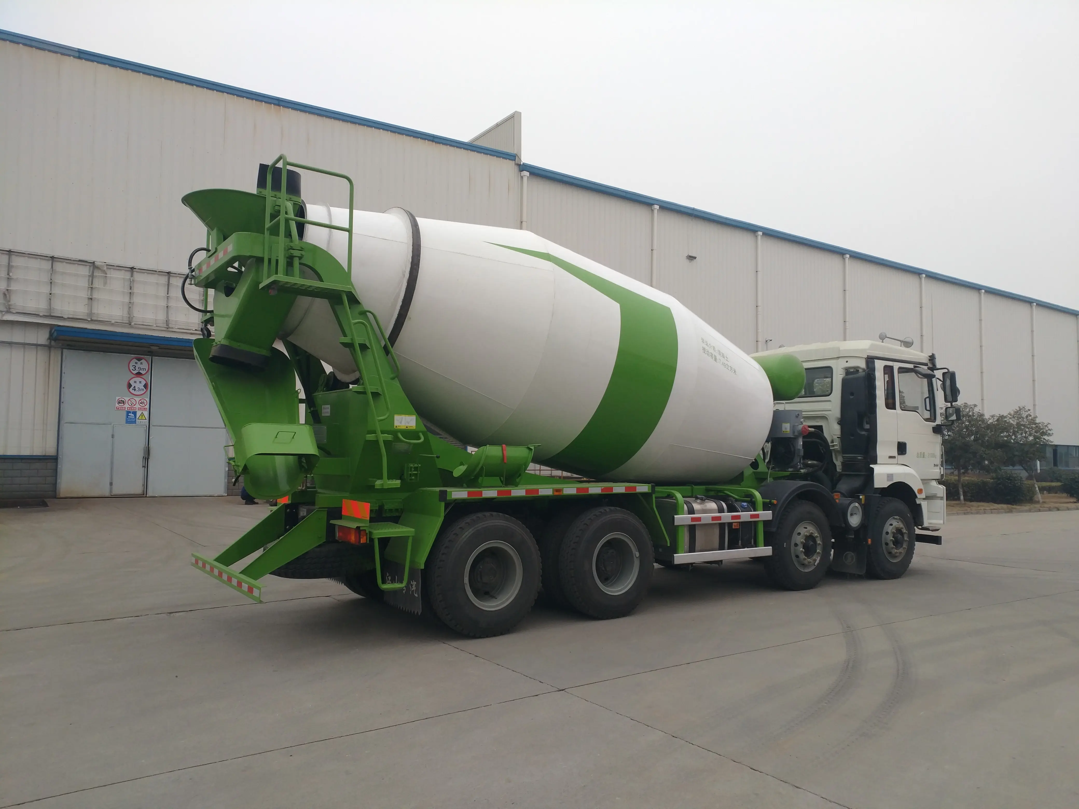 Shacman 8x4 12 wheeler 14CBM concrete transit mixer truck