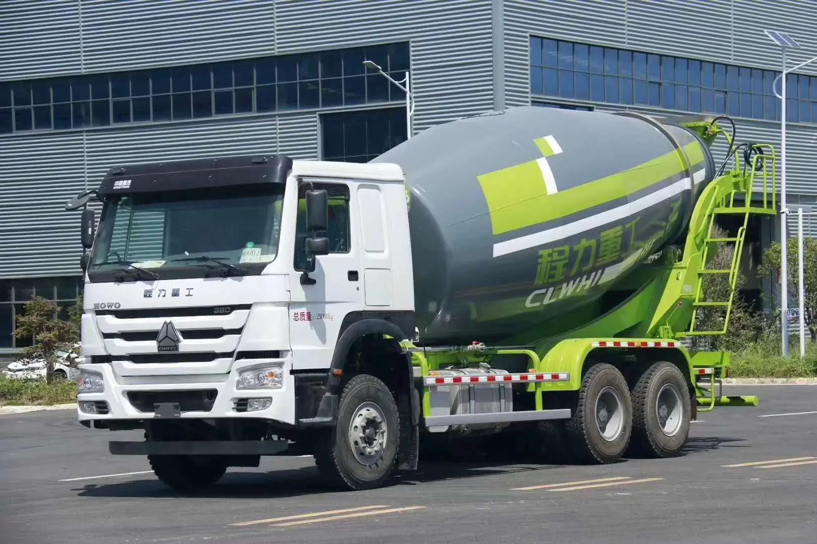 Sinotruck HOWO 6x4 10 wheeler 12 CBM concrete transit mixer truck