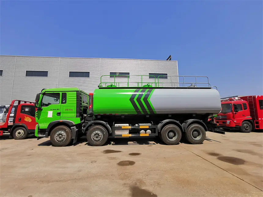 Sinotruk HOWO 8x4 12wheels Tank dump truck