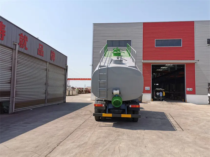 Sinotruk HOWO 8x4 12wheels Tank dump truck