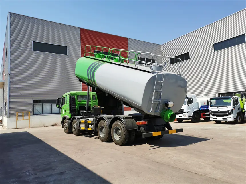 Sinotruk HOWO 8x4 12wheels Tank dump truck