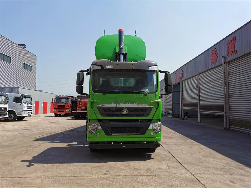 Sinotruk HOWO 8x4 12wheels Tank dump truck