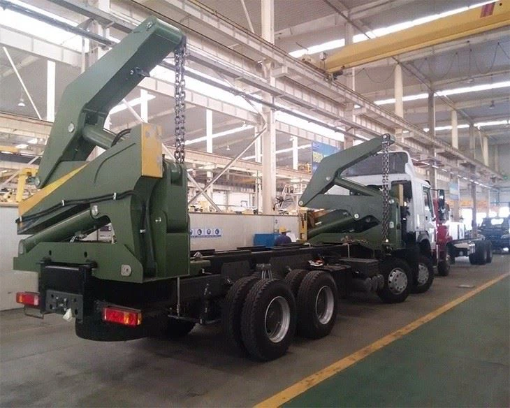 Strong Sinotruck HOWO 8X4 Side Lifter Crane Truck for 20FT 40FT Container