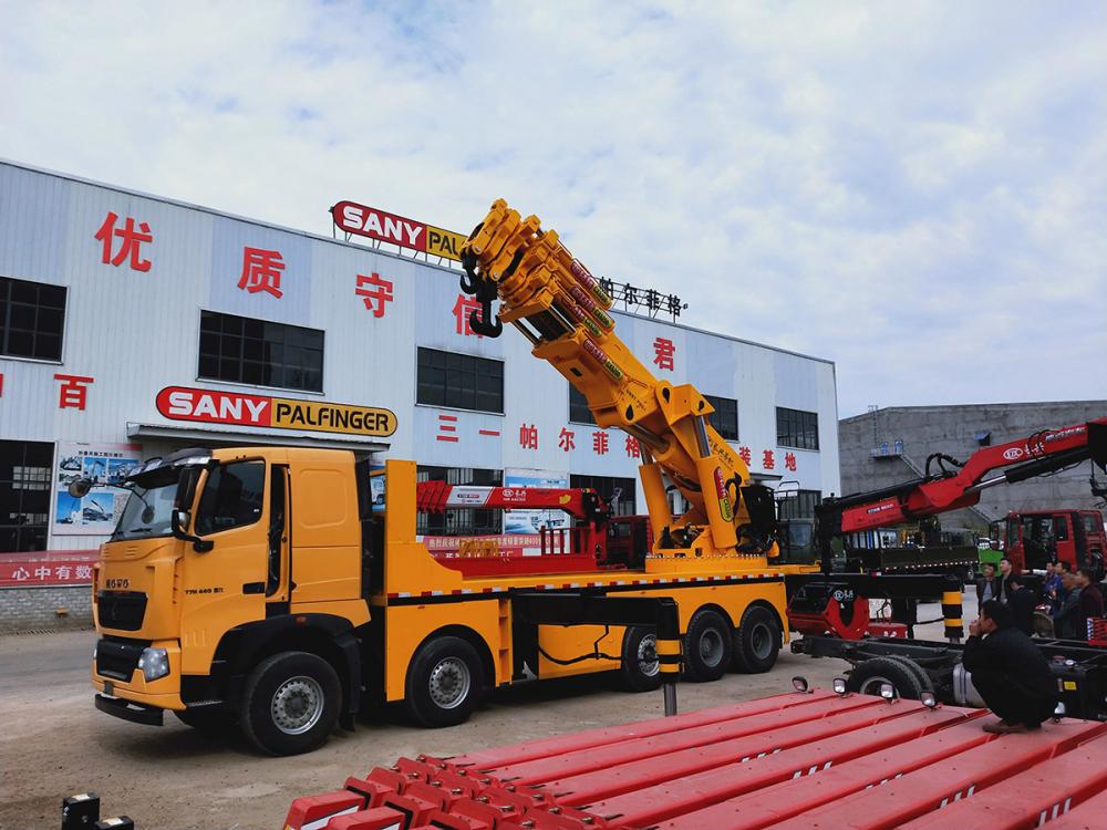 Sinotruk HOWO 10X4 14Wheels Truck 150Tons Truck Mounted Knuckle Crane