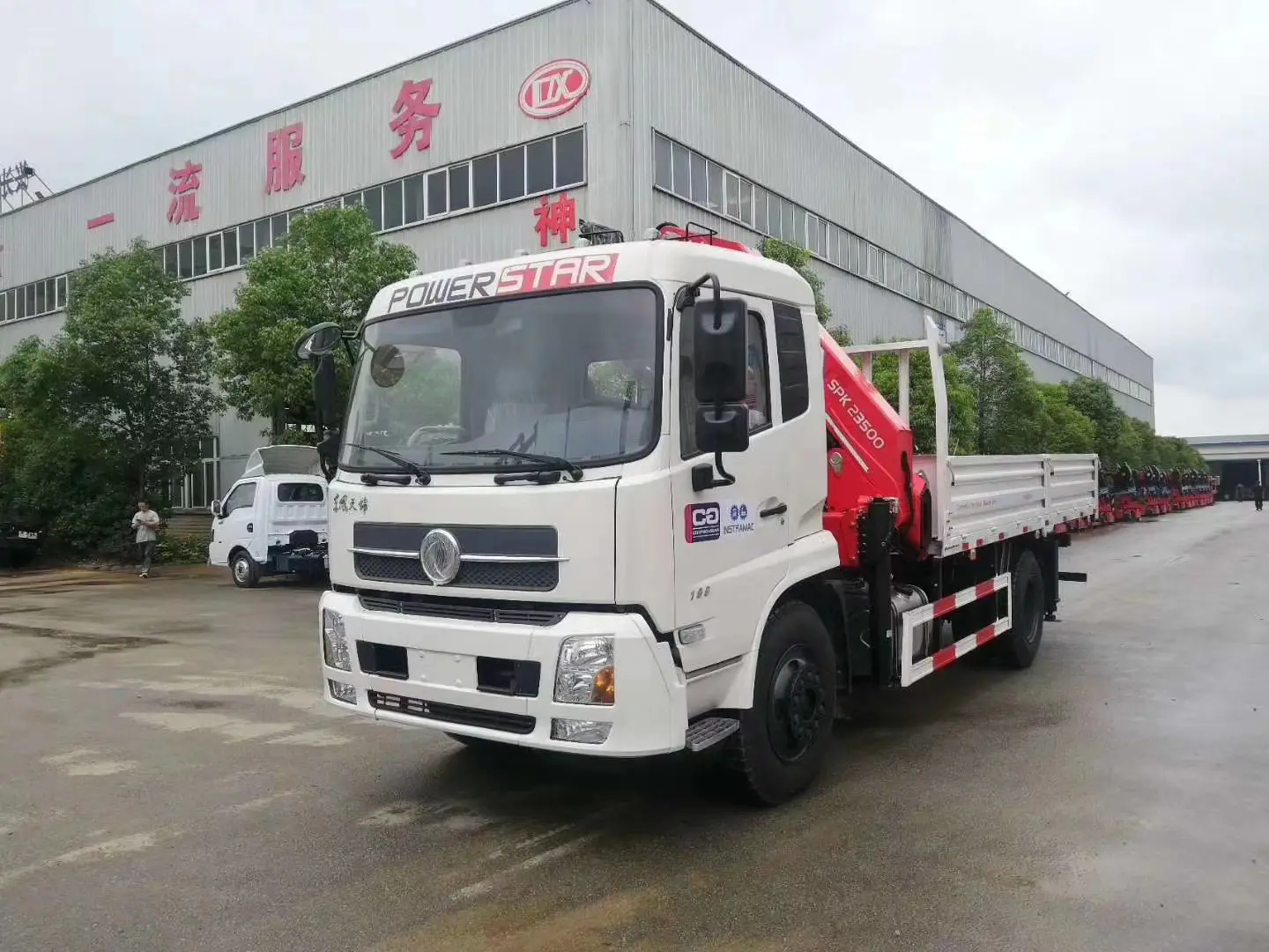 Dongfeng Right Hand 4X2 6 Wheels Cargo Truck with 8ton Mounted Folding Crane