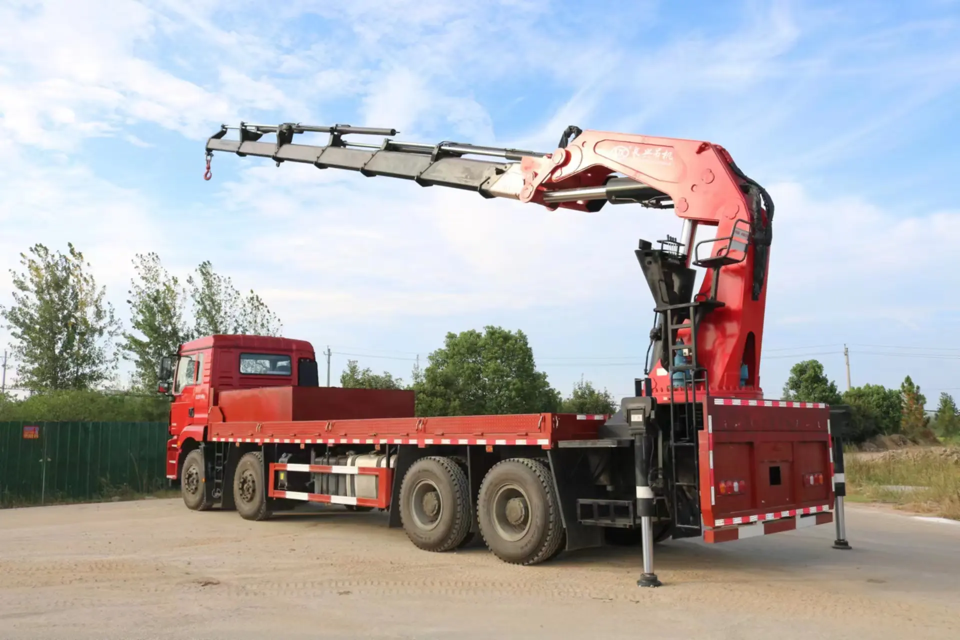 Shacman 8X4 12Wheels Cargo Truck with 16ton Knuckle Crane Install on the tailboard