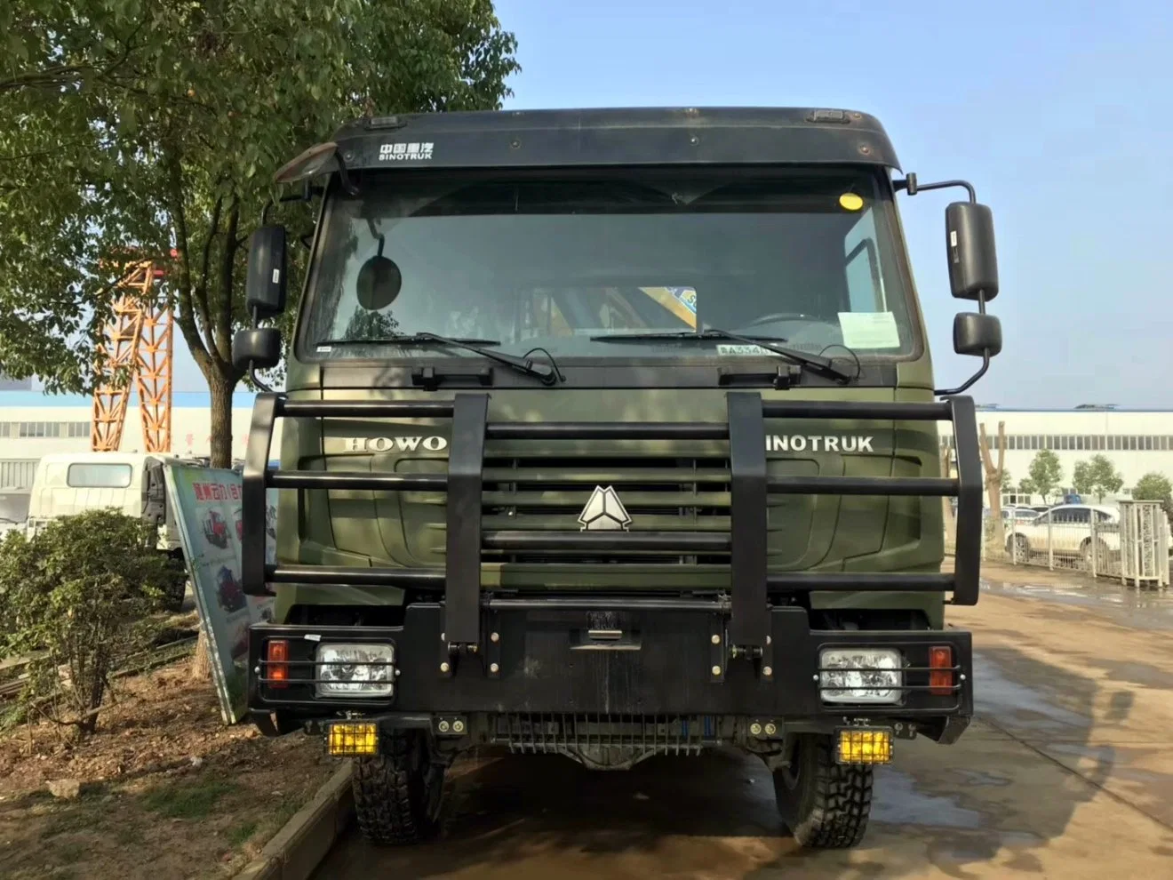 Sinotruk HOWO off Road Cargo Truck 6X6 with 12ton Knuckle Crane