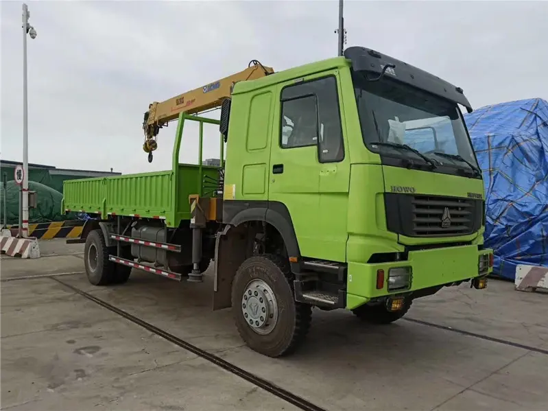 Sinotruck HOWO off Road Crane Truck 4X4 12ton Mobile Truck Mounted Crane
