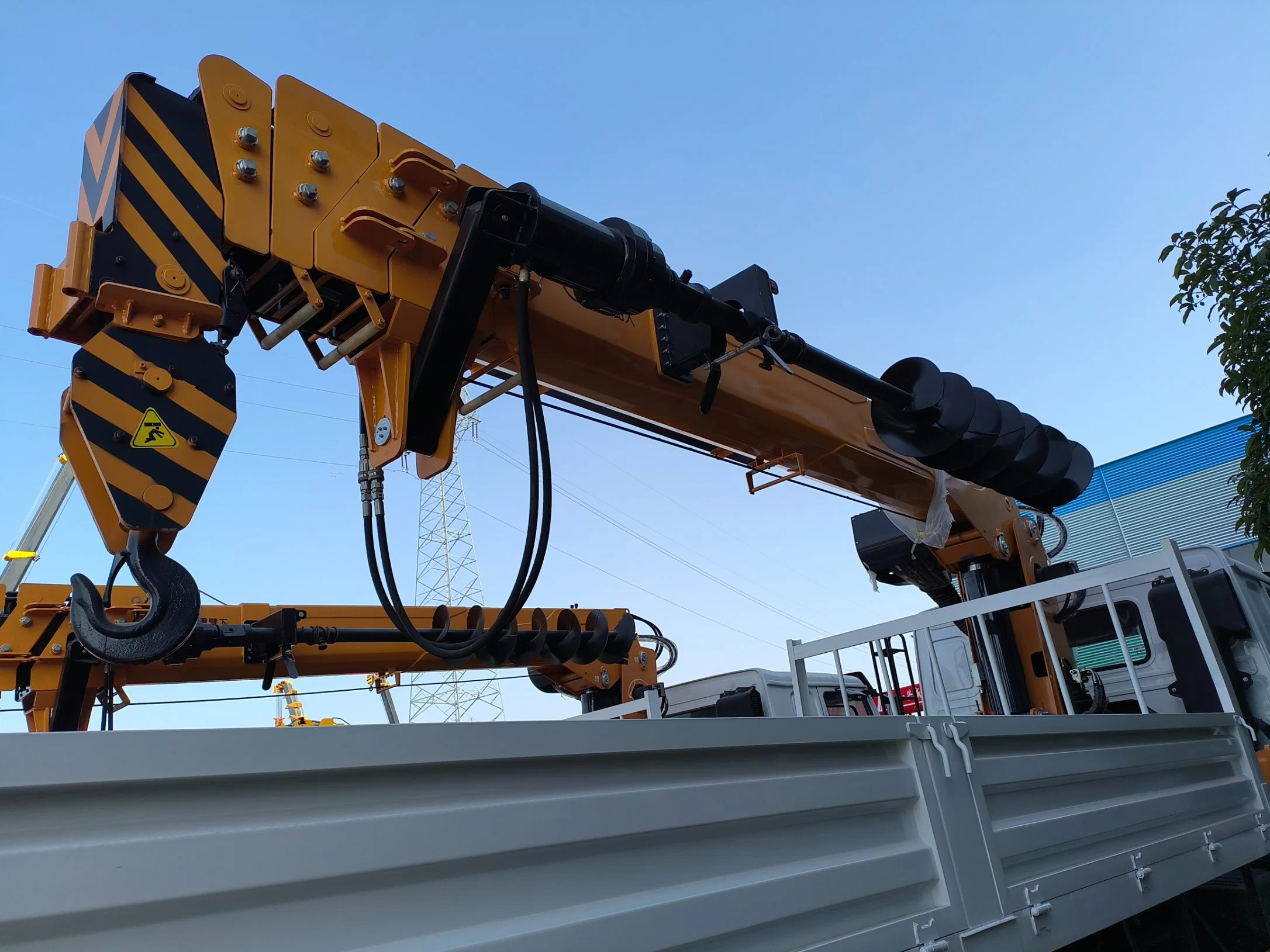 Sinotruck HOWO off Road Crane Truck 6X6 14ton Mobile Truck Mounted Crane